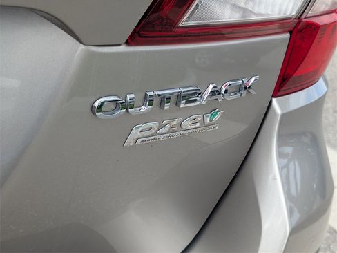 Used 2017 Subaru Outback 2.5i Premium image 16