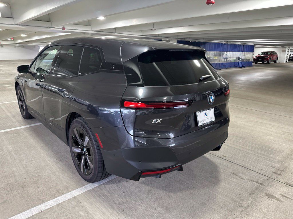Used 2024 BMW iX xDrive50 w/ Premium Package AWD/4WD image 4