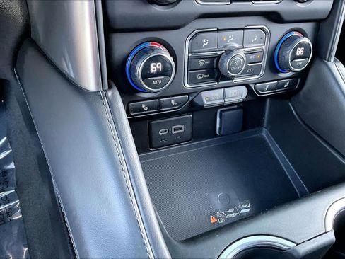 Used 2023 Chevrolet Suburban LT image 33