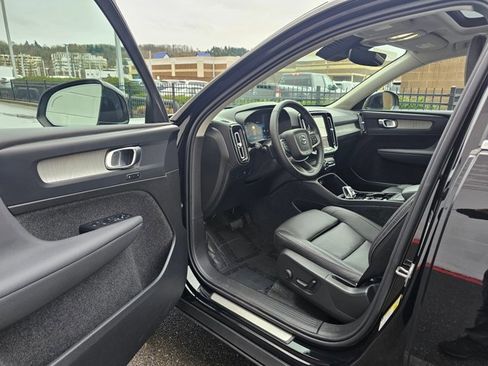 Used 2025 Volvo XC40 B5 Plus image 18