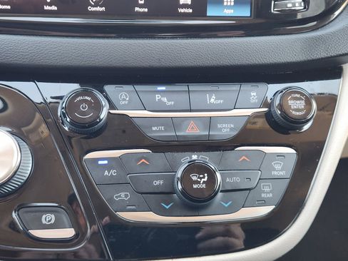 Used 2022 Chrysler Pacifica Touring-L image 19