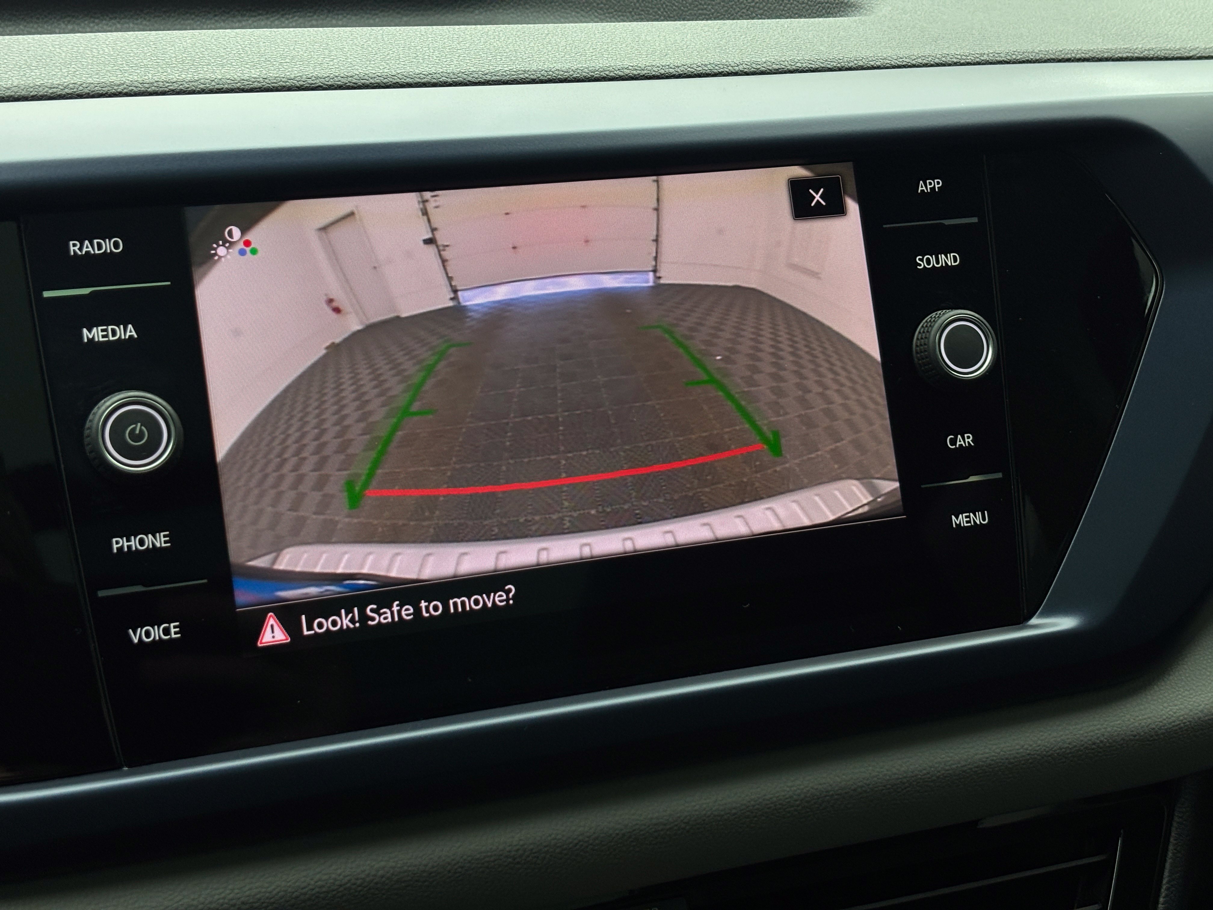 Used 2023 Volkswagen Taos SE w/ Panoramic Sunroof Package FWD image 4