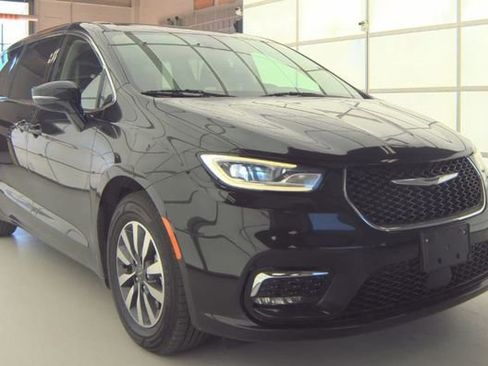 Used 2024 Chrysler Pacifica Select image 2