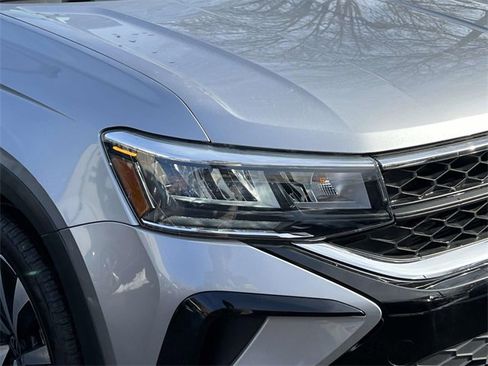 Certified 2022 Volkswagen Taos SE w/ IQ.Drive SE Package image 8