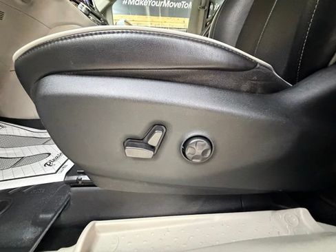 Used 2022 Chrysler Pacifica Limited FWD image 27