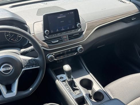 Used 2025 Nissan Altima 2.5 SV FWD image 16
