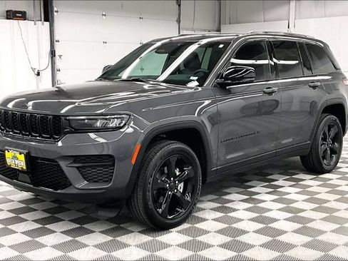 Used 2024 Jeep Grand Cherokee Altitude AWD/4WD image 12