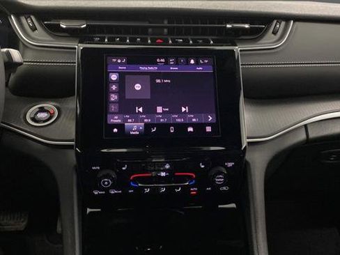 Used 2025 Jeep Grand Cherokee Laredo w/ Luxury Tech Group I AWD/4WD image 12