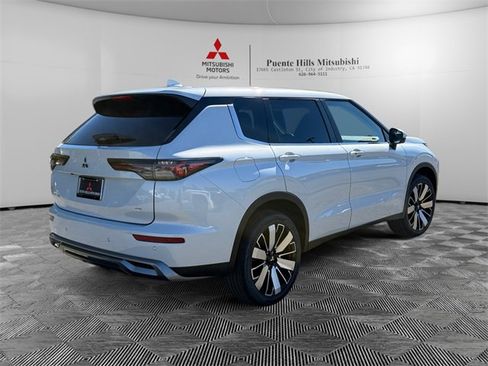 New 2025 Mitsubishi Outlander SE image 5