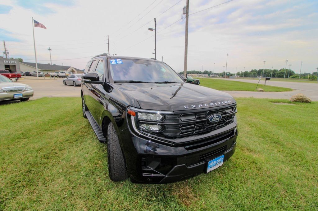Used 2025 Ford Expedition Active AWD/4WD image 2