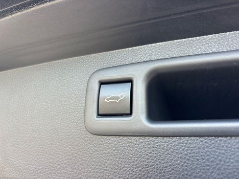 Used 2023 Toyota Highlander LE AWD/4WD image 12