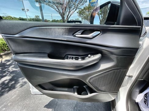 Used 2023 Jeep Grand Cherokee Altitude image 21