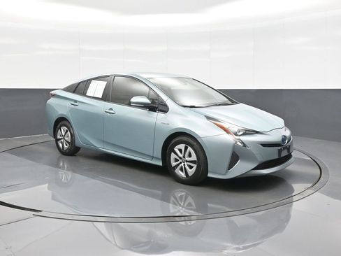 Used 2017 Toyota Prius Two w/ Carpet Mat Package FWD image 1