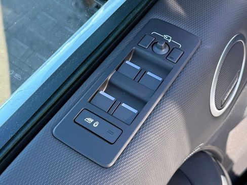 Certified 2025 Land Rover Discovery Dynamic SE image 16