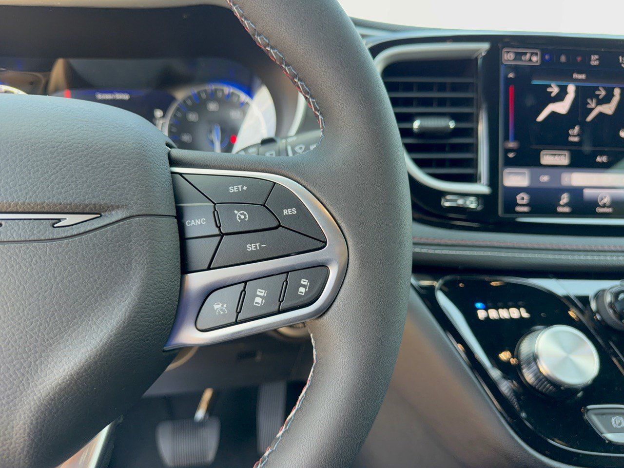 New 2027 Chrysler Pacifica Select FWD image 18