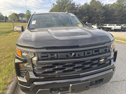 Used 2023 Chevrolet Silverado 1500 Custom image 3