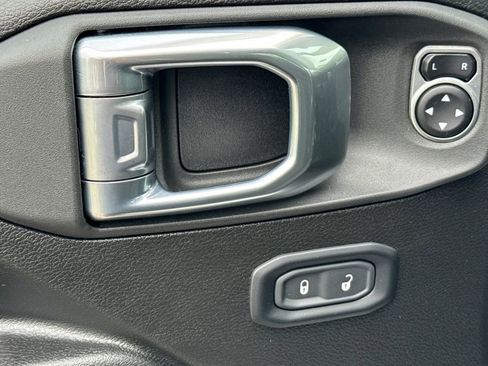 Used 2025 Jeep Gladiator Sport AWD/4WD image 12