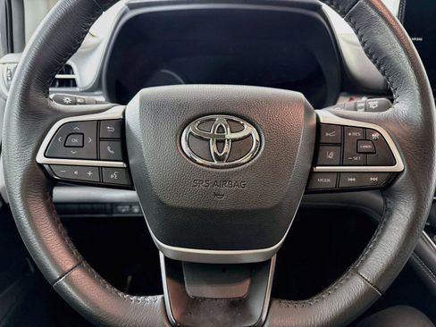 Certified 2025 Toyota Sienna XLE FWD image 17