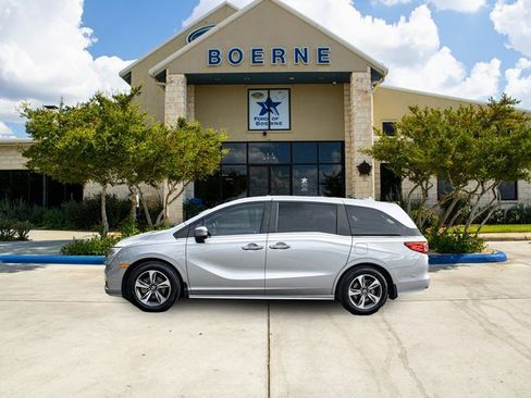 Used 2018 Honda Odyssey Touring image 2