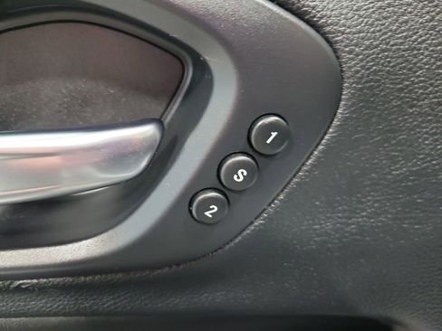 Used 2019 Jeep Cherokee Limited image 32