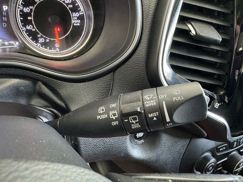 Used 2019 Jeep Cherokee Limited AWD/4WD image 39