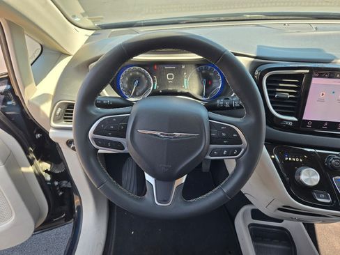 Used 2022 Chrysler Pacifica Touring-L FWD image 32