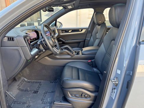 Used 2025 Porsche Cayenne E-Hybrid w/ Premium Package Plus AWD/4WD image 17