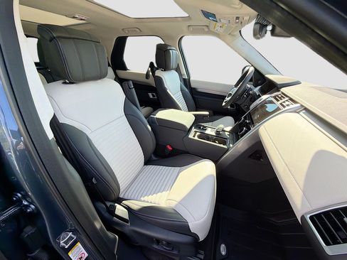 New 2025 Land Rover Discovery Dynamic SE image 16