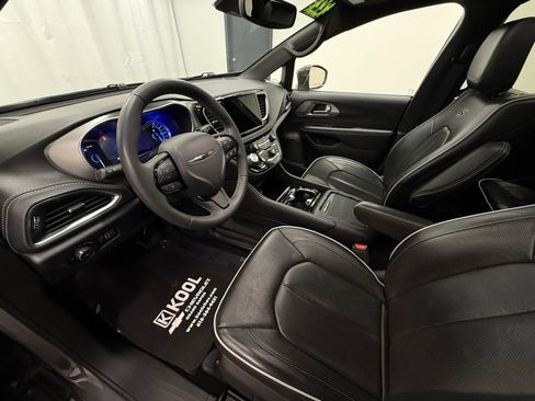 Used 2022 Chrysler Pacifica Limited w/ Uconnect Theater Family Group image 11
