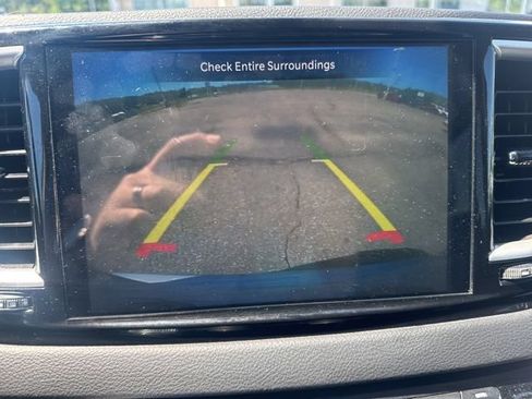 Used 2024 Chrysler Pacifica Touring-L FWD image 8