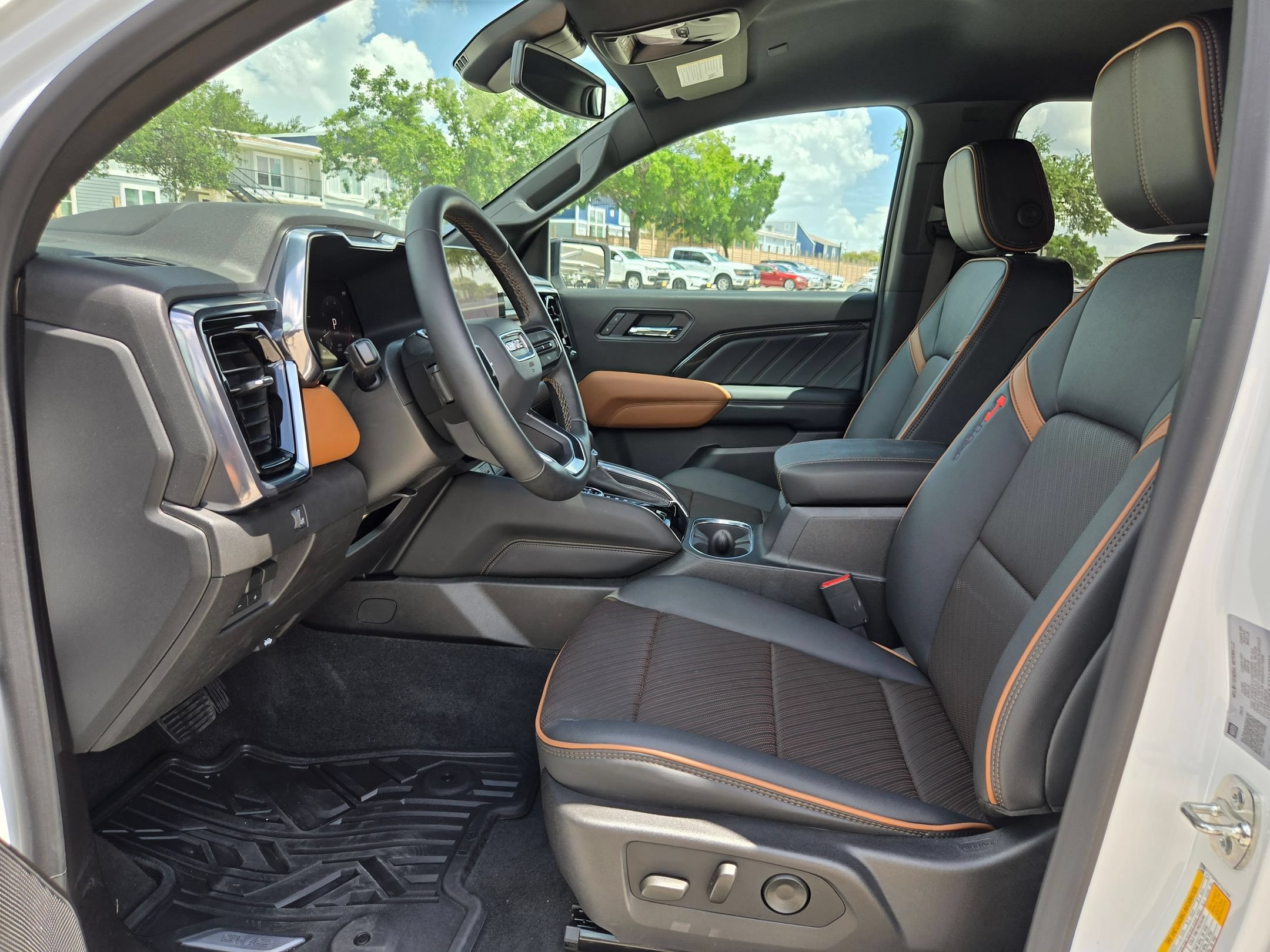 Used 2026 GMC Canyon AT4 w/ AT4 Premium Package AWD/4WD image 9