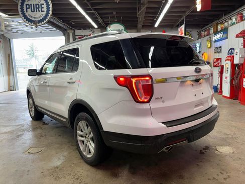 Used 2018 Ford Explorer XLT image 3