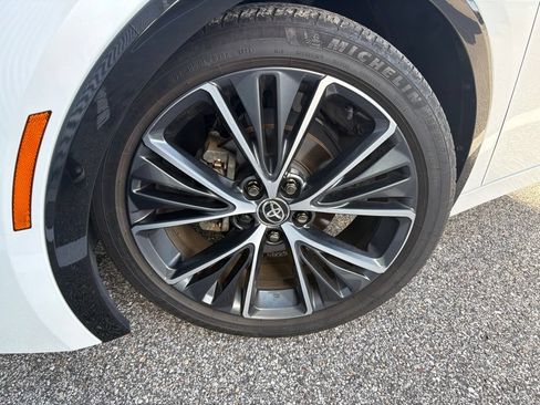 Used 2023 Toyota Prius XLE FWD image 3