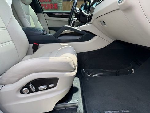 Used 2021 Porsche Cayenne AWD/4WD image 32