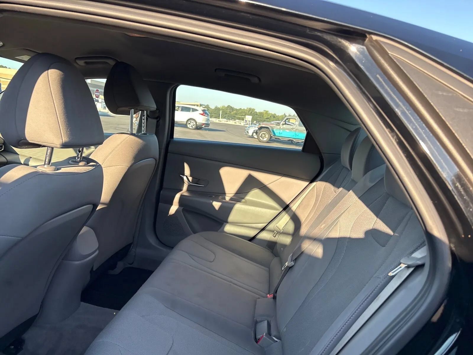 Used 2023 Hyundai Elantra SE w/ Preferred Accessory Package FWD image 5