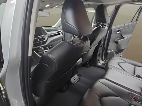 Used 2023 Toyota Highlander Limited image 14