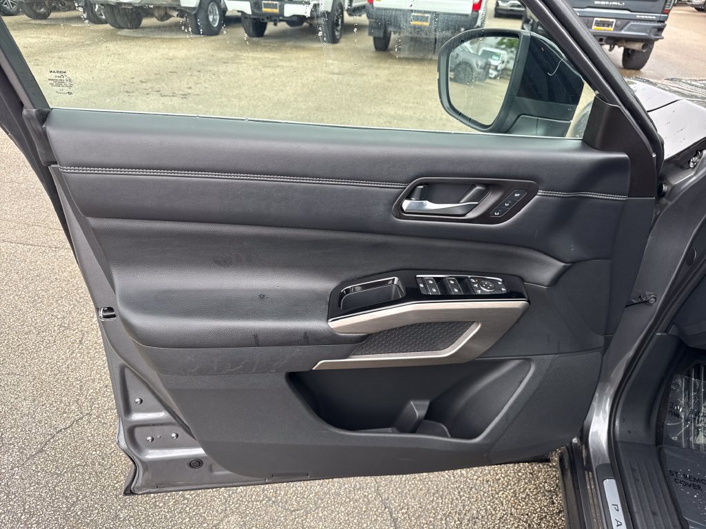 Used 2023 Nissan Pathfinder Platinum FWD image 14