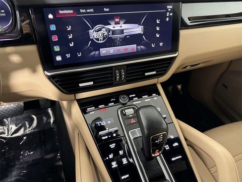 Certified 2023 Porsche Cayenne Platinum Edition image 31