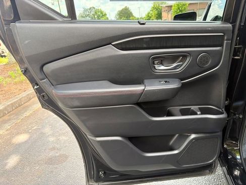 Used 2025 Honda Pilot Black Edition image 22