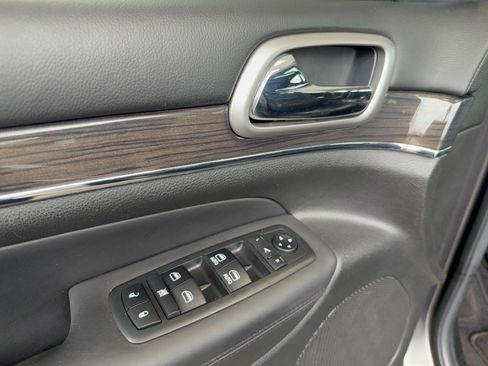 Used 2018 Jeep Grand Cherokee Overland AWD/4WD image 15