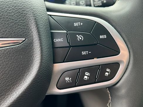 Used 2024 Chrysler Pacifica Limited FWD image 22