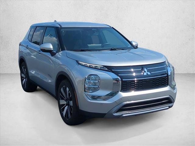 Used 2025 Mitsubishi Outlander SE FWD image 3