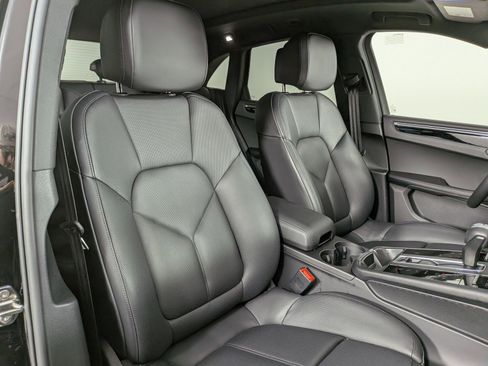 Certified 2025 Porsche Macan AWD/4WD image 24
