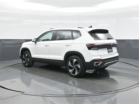 Used 2025 Volkswagen Taos SE w/ Panoramic Sunroof Package image 5