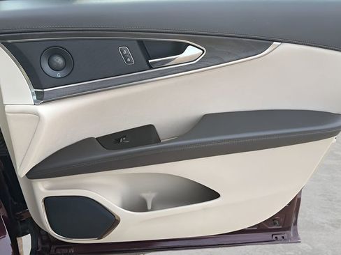 Used 2020 Lincoln Nautilus Reserve image 11