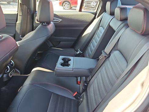 Used 2024 Alfa Romeo Giulia image 8