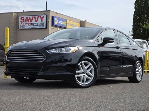 Used 2016 Ford Fusion SE FWD image 2