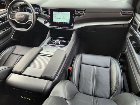 Used 2025 Jeep Wagoneer 4WD image 23