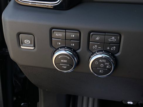 Used 2025 GMC Sierra 2500 AT4 w/ AT4 Preferred Package image 28