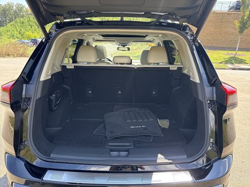 Used 2025 Nissan Rogue SL w/ SL Premium Package image 18